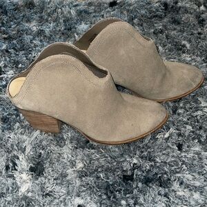 Chinese Laundry slip on boots size 7.5 taupe EUC